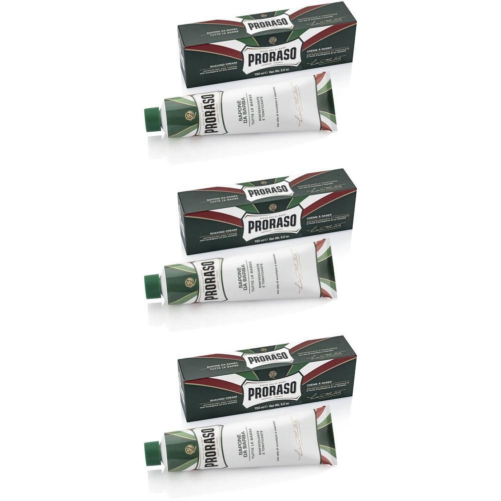 Trois tubes de crème à raser Proraso avec leurs boîtes. Bouchon vert, tube blanc avec accents verts et rouges.