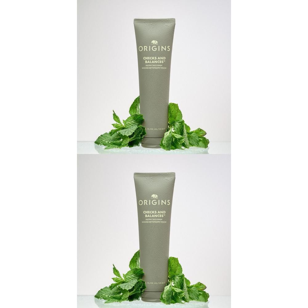 Tube de nettoyant visage moussant ORIGINS Checks and Balances™ avec des feuilles de menthe.