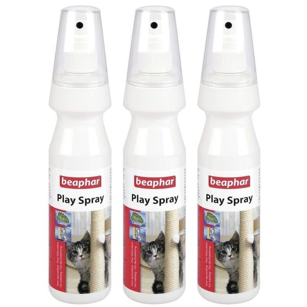Trois flacons pulvérisateurs blancs de Beaphar Play Spray avec motif de chat.