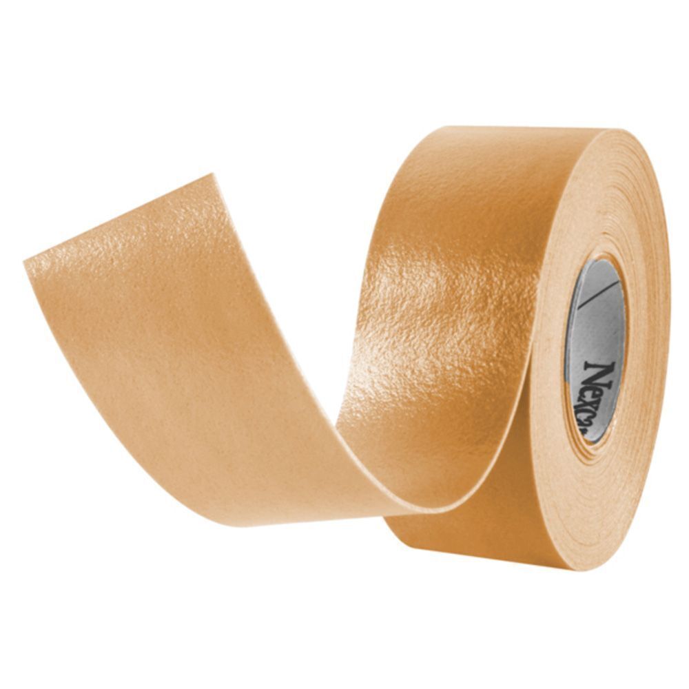 Nexcare Active Tape afgerold, 2,54 cm x 4,57 m, beige, op witte achtergrond.