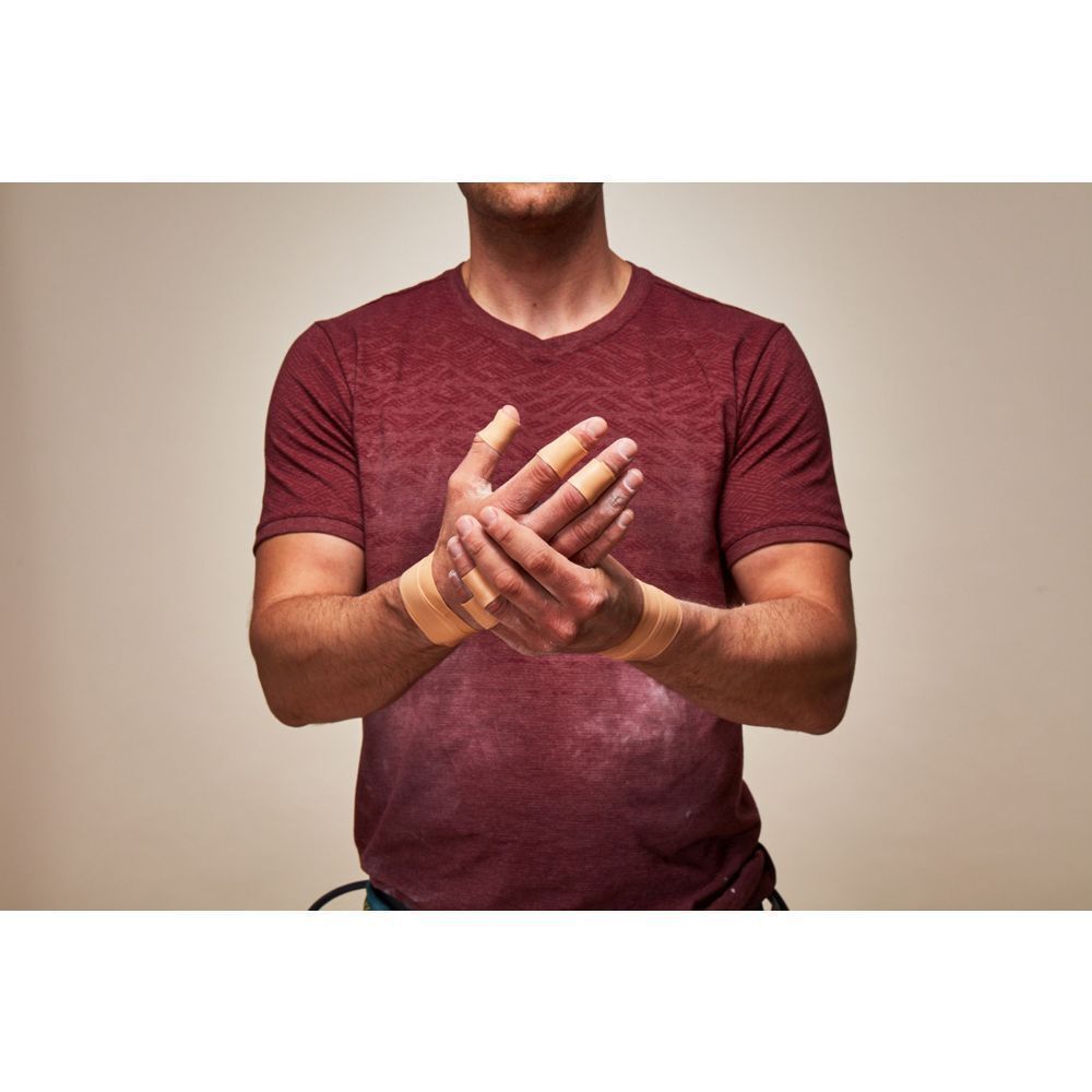 Personne avec du Nexcare Active Tape sur les mains et les poignets.