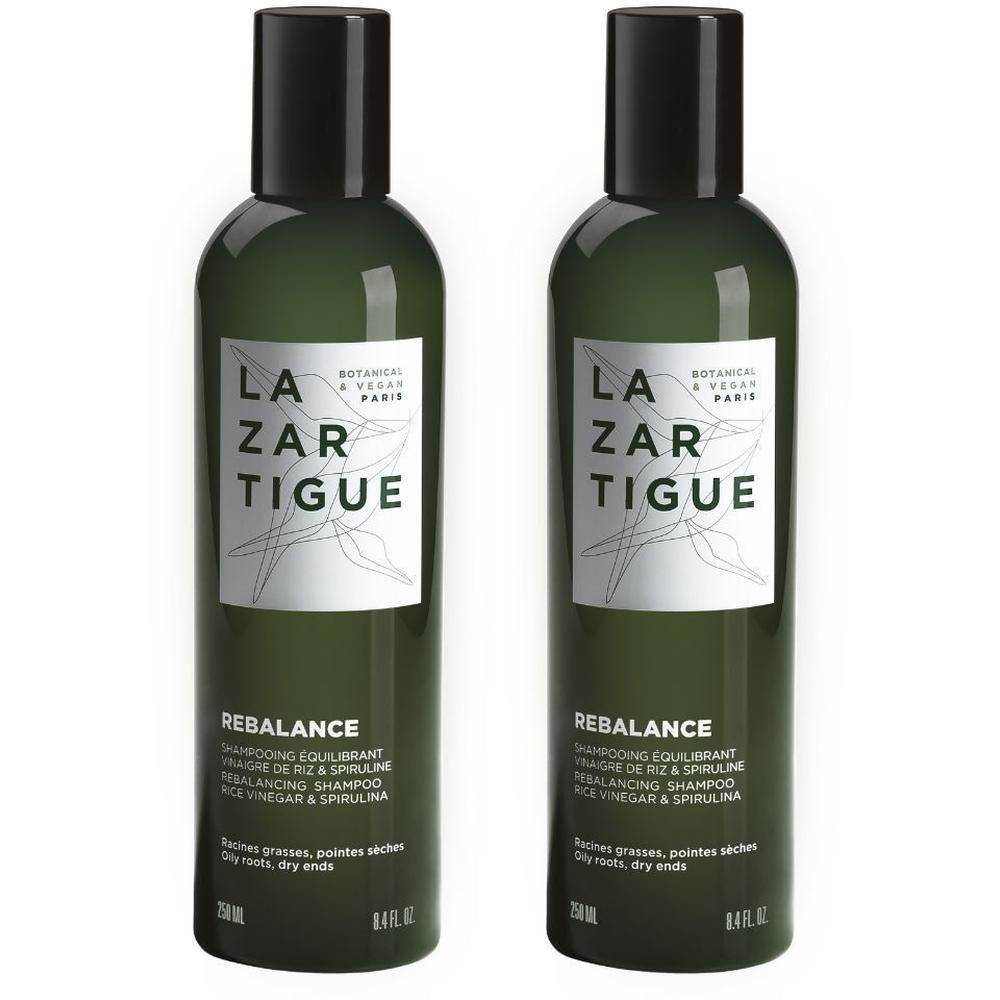 Twee groene flessen Lazartigue Rebalance Shampoo met zwarte dop. Wit etiket met zwarte tekst.