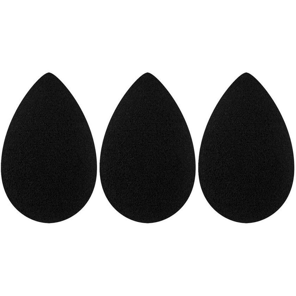 Trois éponges de maquillage noires en forme de goutte, côte à côte.