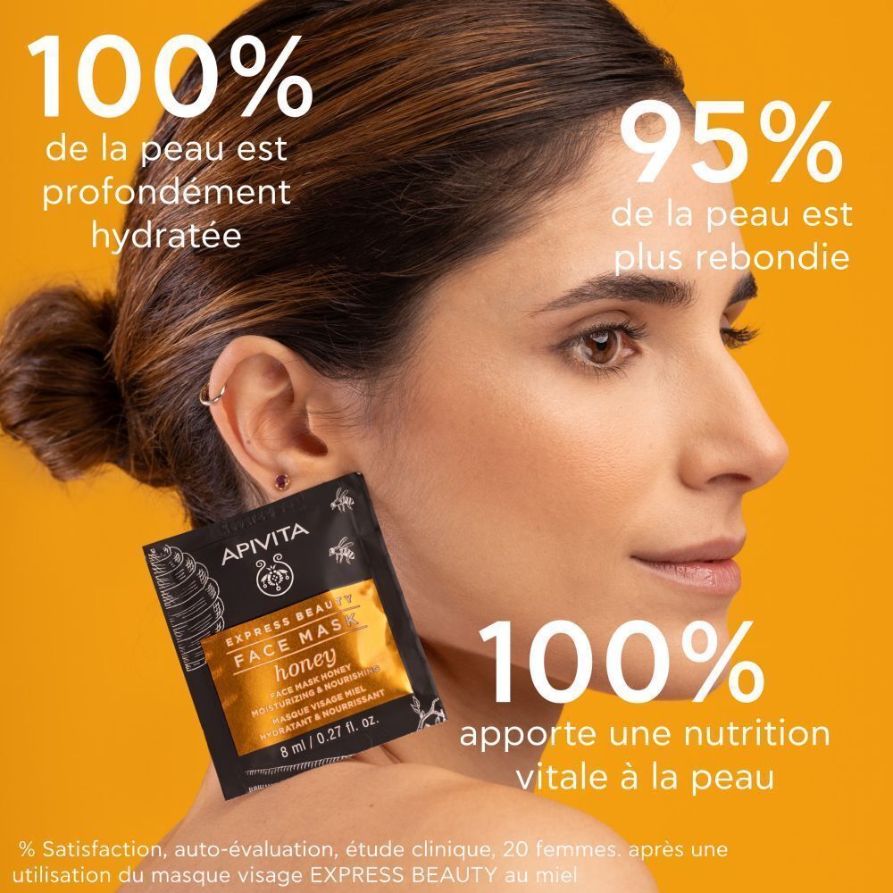 Femme tenant un masque facial Apivita Express Beauty au miel.