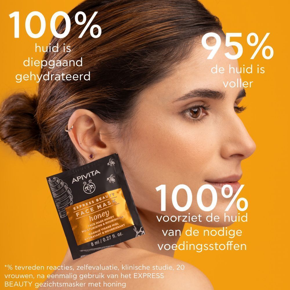 Vrouw met Apivita Express Beauty Honing Gezichtsmasker.