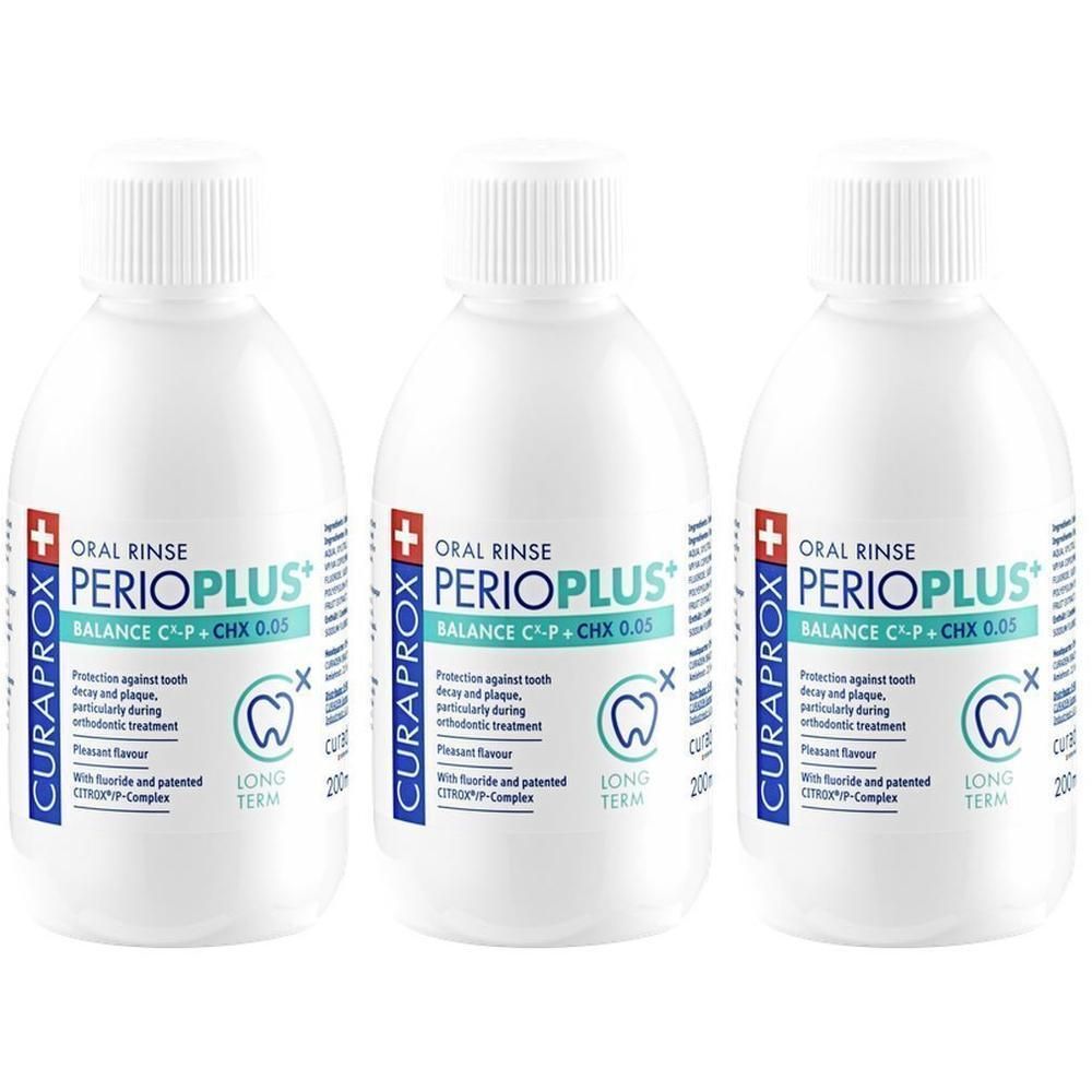 Trois flacons de bain de bouche Curaprox Perio Plus+ Balance, étiquette blanche avec des accents bleus.