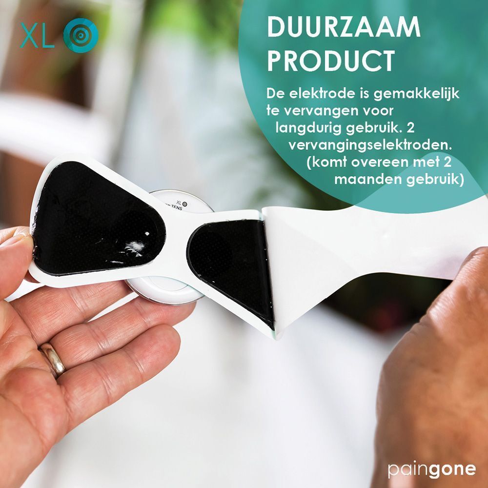 Hand die een witte vervangende elektrode met zwarte contactvlakken voor Paingone XL vasthoudt.