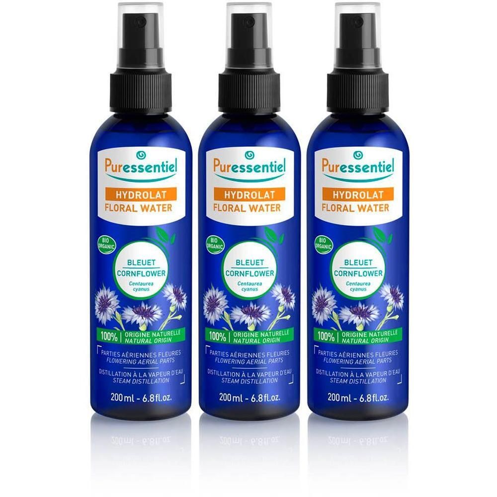 Trois flacons de Puressentiel hydrolat de bleuet avec vaporisateur. Flacons bleus avec étiquettes montrant des bleuets et des informations sur le produit.