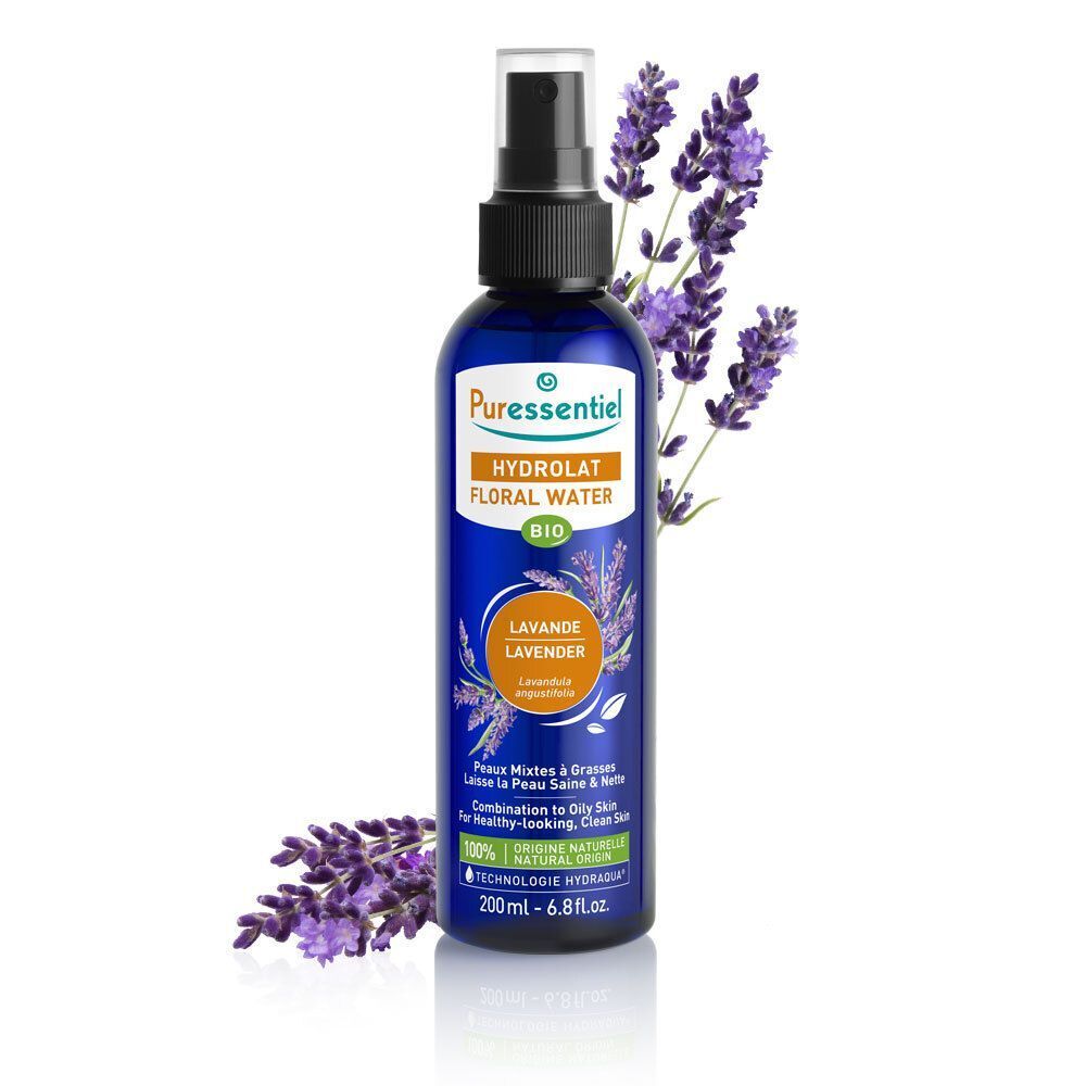 Un flacon de Puressentiel Hydrolat Floral Lavande Bio avec des branches de lavande, 200ml.
