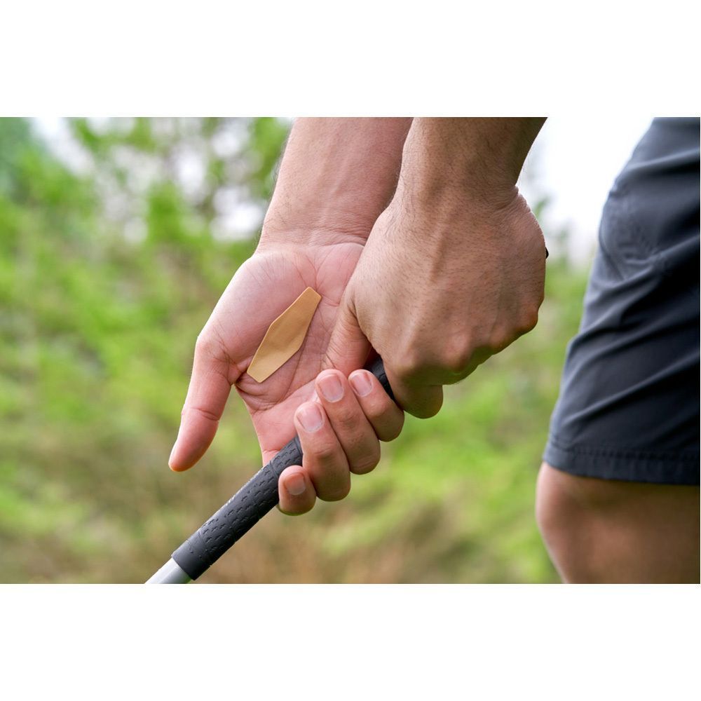 Un pansement Nexcare Flexible Foam Active sur la main d'un golfeur.