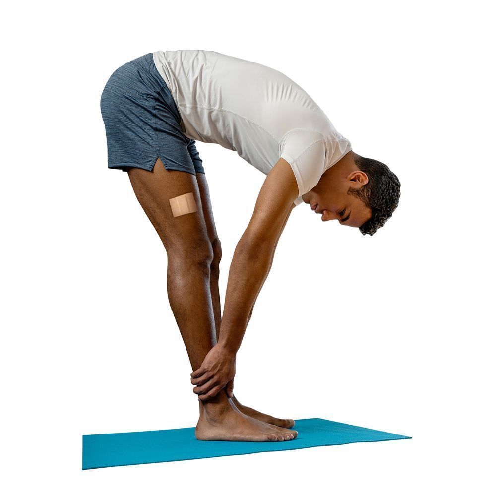 Man met Nexcare Ultra Stretch pleister op been tijdens het rekken.