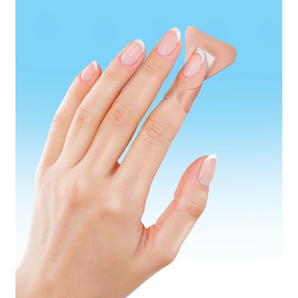 Een Nexcare vingerpleister aangebracht op een vinger. Toont flexibele bedekking.