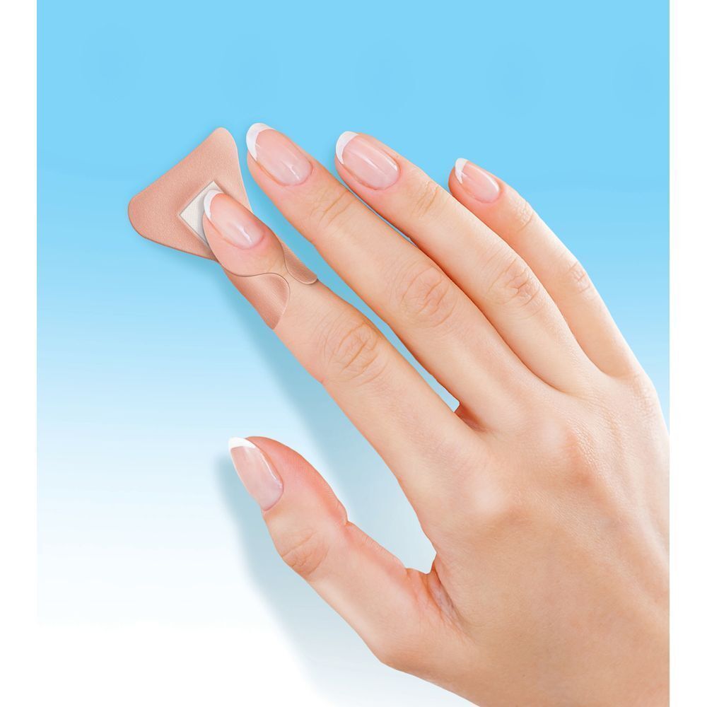 Een Nexcare vingerpleister aangebracht op een vinger. Toont flexibele bedekking.