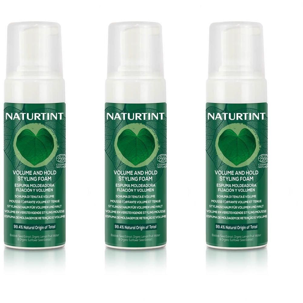 Drie flessen Naturtint Volume en Hold Styling Mousse met groene etiketten en bladvormig logo.