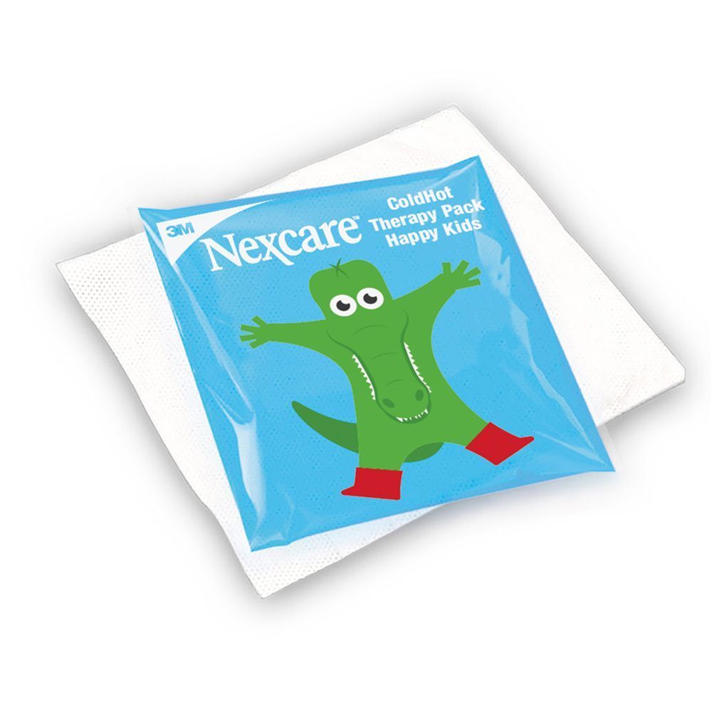 Nexcare Coldhot Therapy Pack Happy Kids avec motif crocodile sur tissu blanc, isolé sur fond blanc.
