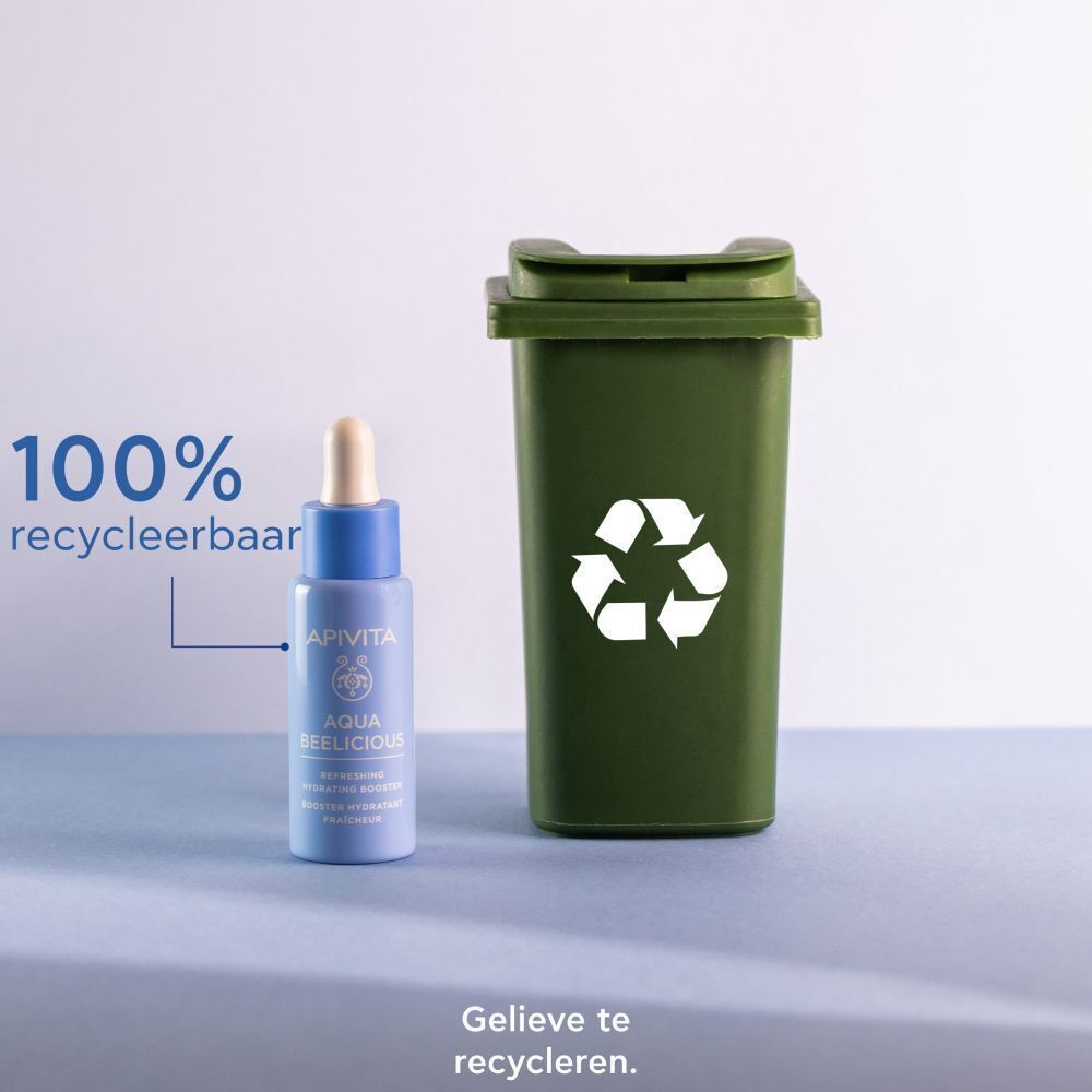 Een flacon van de Apivita Aqua Beelicious Booster naast een groene vuilnisbak voor recycling, 100% recyclebaar.