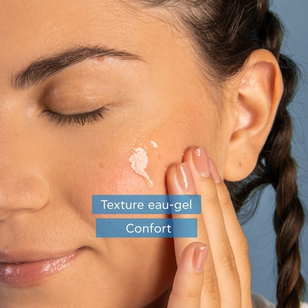 Une femme appliquant un produit gel sur sa joue, Apivita Aqua Beelicious.