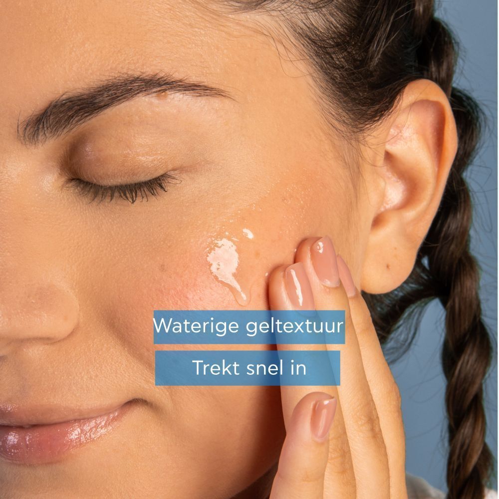 Een vrouw die een geltextuur op haar wang aanbrengt, Apivita Aqua Beelicious.