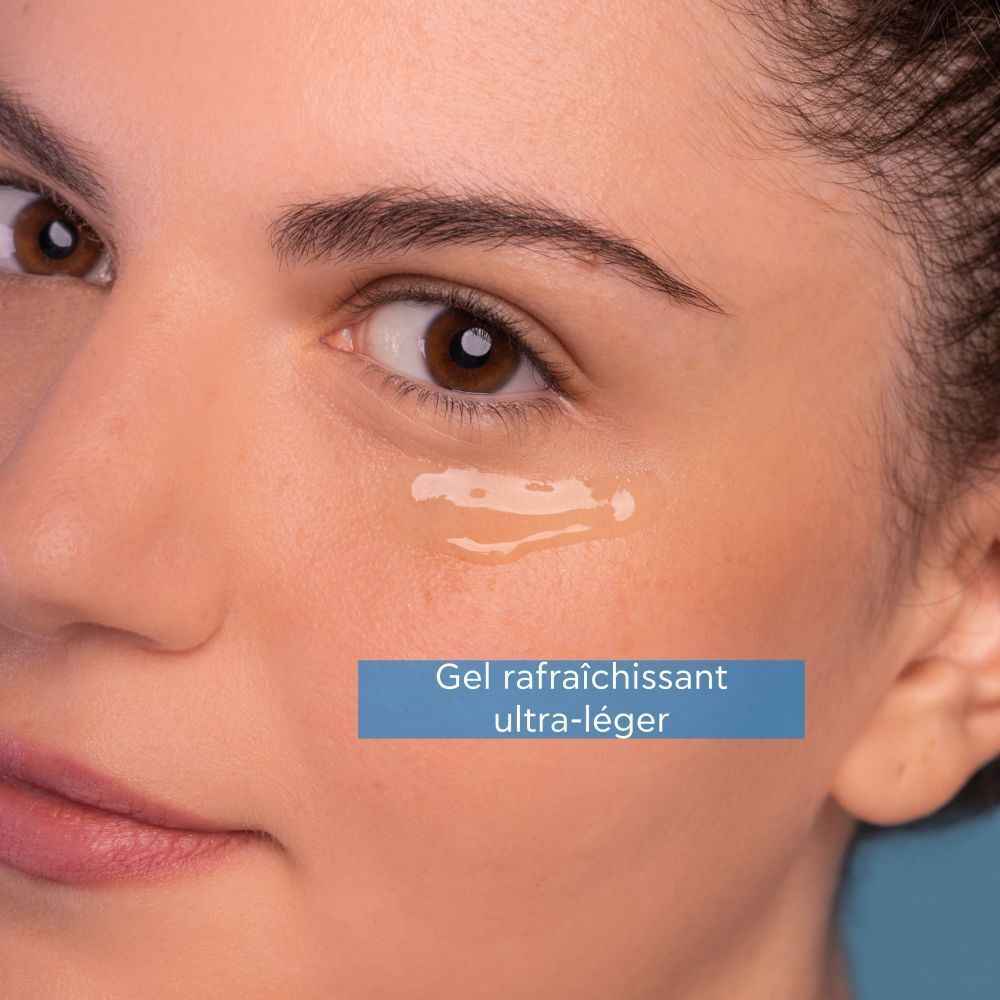 Gros plan : gel sur la peau sous l'œil, avec texte 'Gel rafraîchissant ultra-léger'.