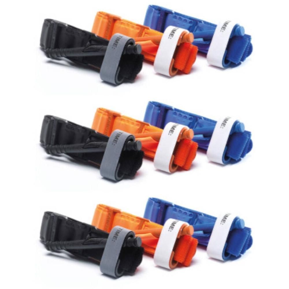 Trois tourniquets noirs, orange et bleus avec des sangles blanches. Chacun a une poignée grise et un boîtier noir.