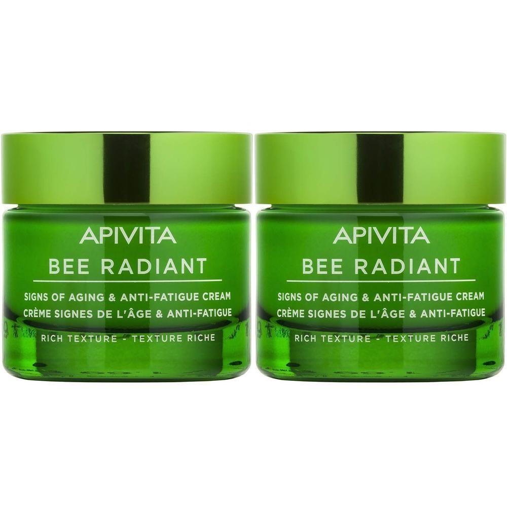 Twee groene potjes Apivita Bee Radiant crème met rijke textuur.