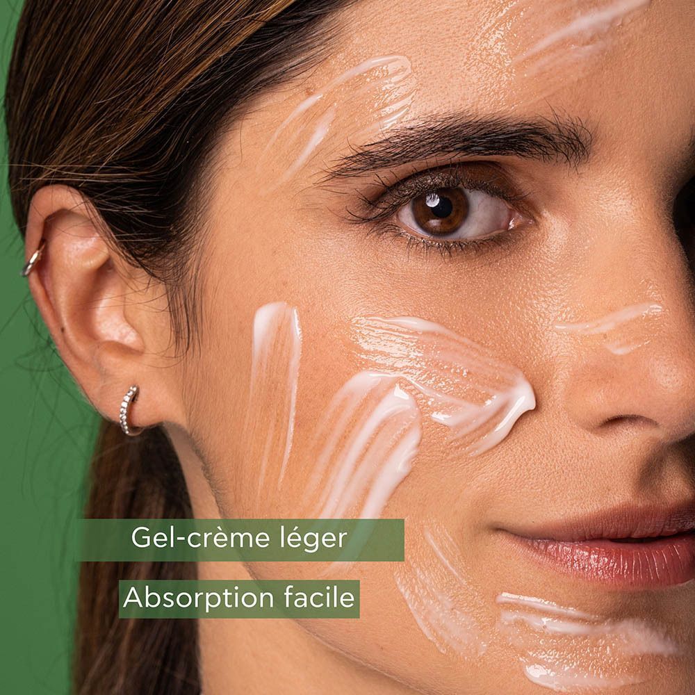 Gros plan d'un visage avec de la crème blanche appliquée, facile à absorber.