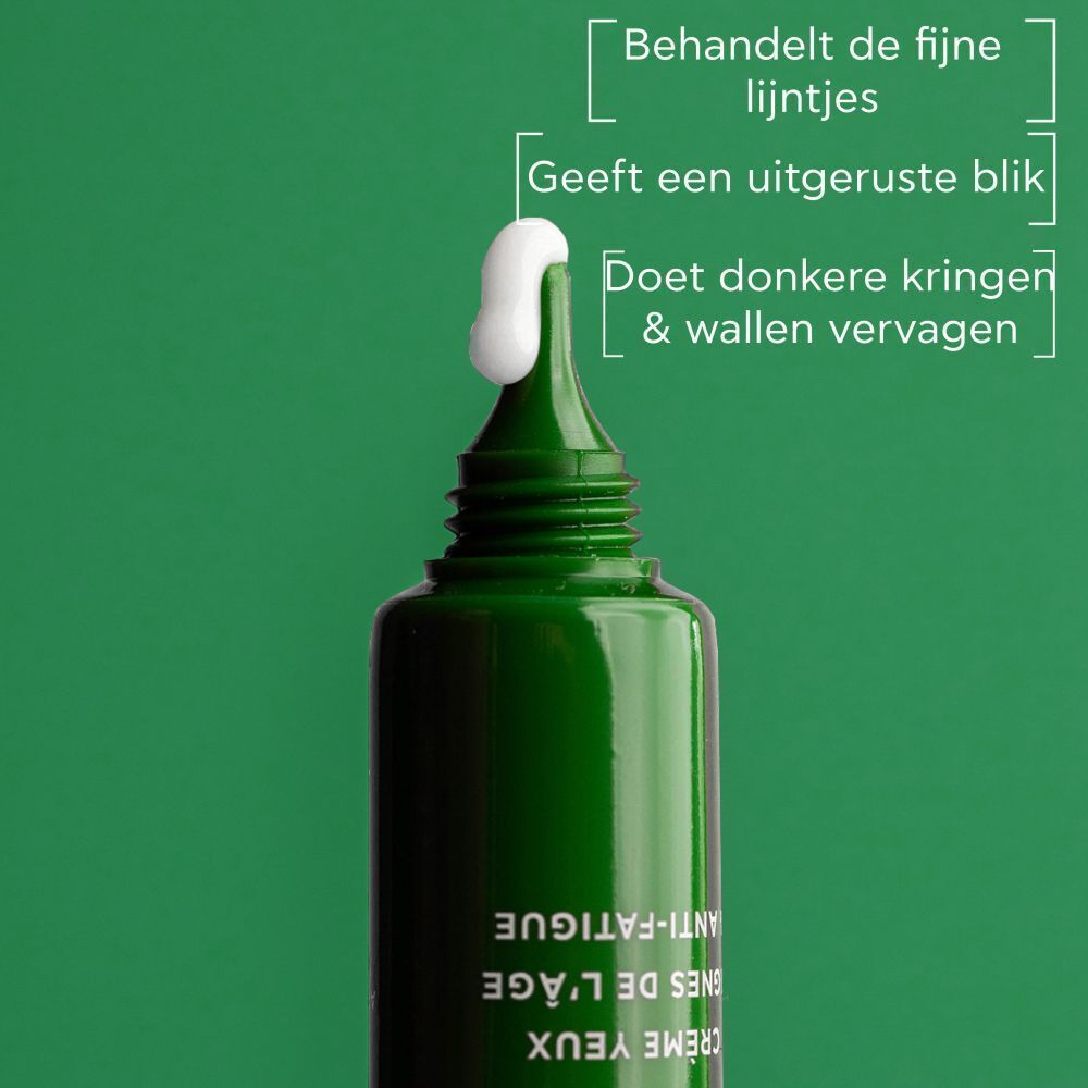 Close-up van de tuit van een Apivita Bee Radiant oogcrème tube met een dotje crème.