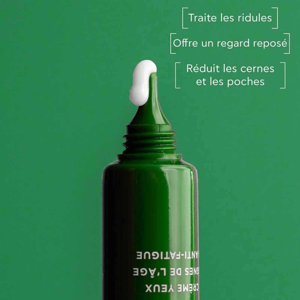 Tube vert Apivita Bee Radiant avec crème blanche sur le bec. Texte : Traite les rides, offre un regard reposé, réduit cernes et poches.