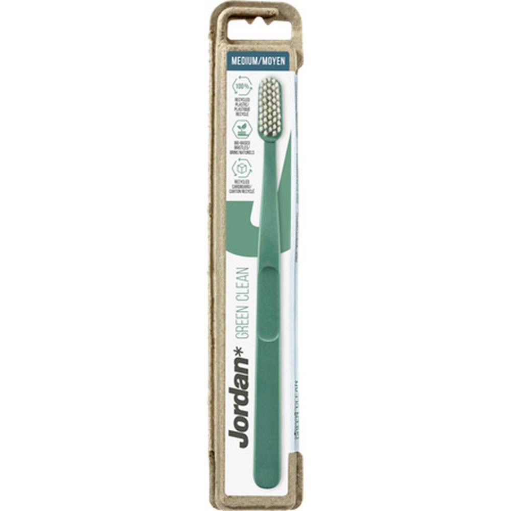 Une brosse à dents Jordan Green Clean Medium verte, sous emballage individuel.