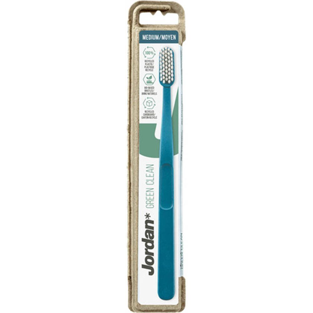Une brosse à dents Jordan Green Clean Medium bleue, sous emballage individuel.