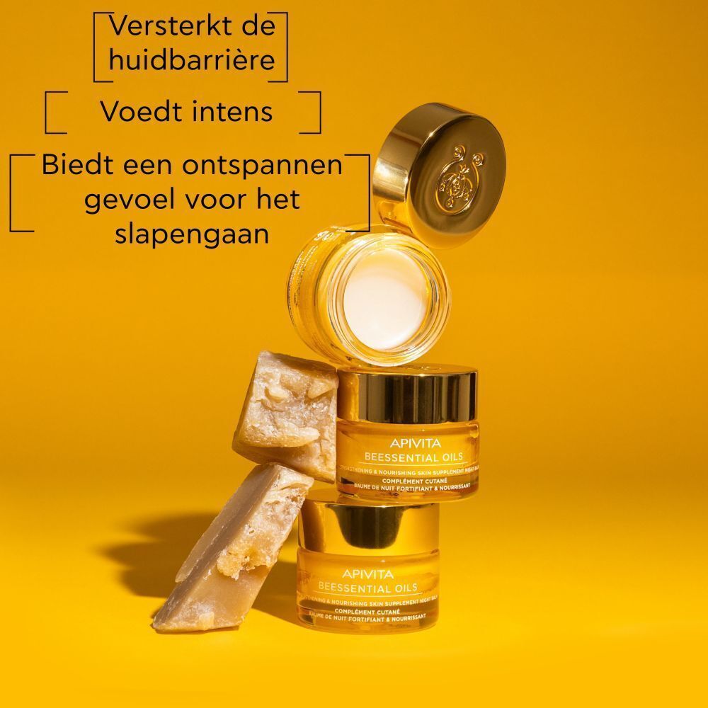 Gestapelde potjes Apivita Beessential Oils Nachtbalsem, één potje open.
