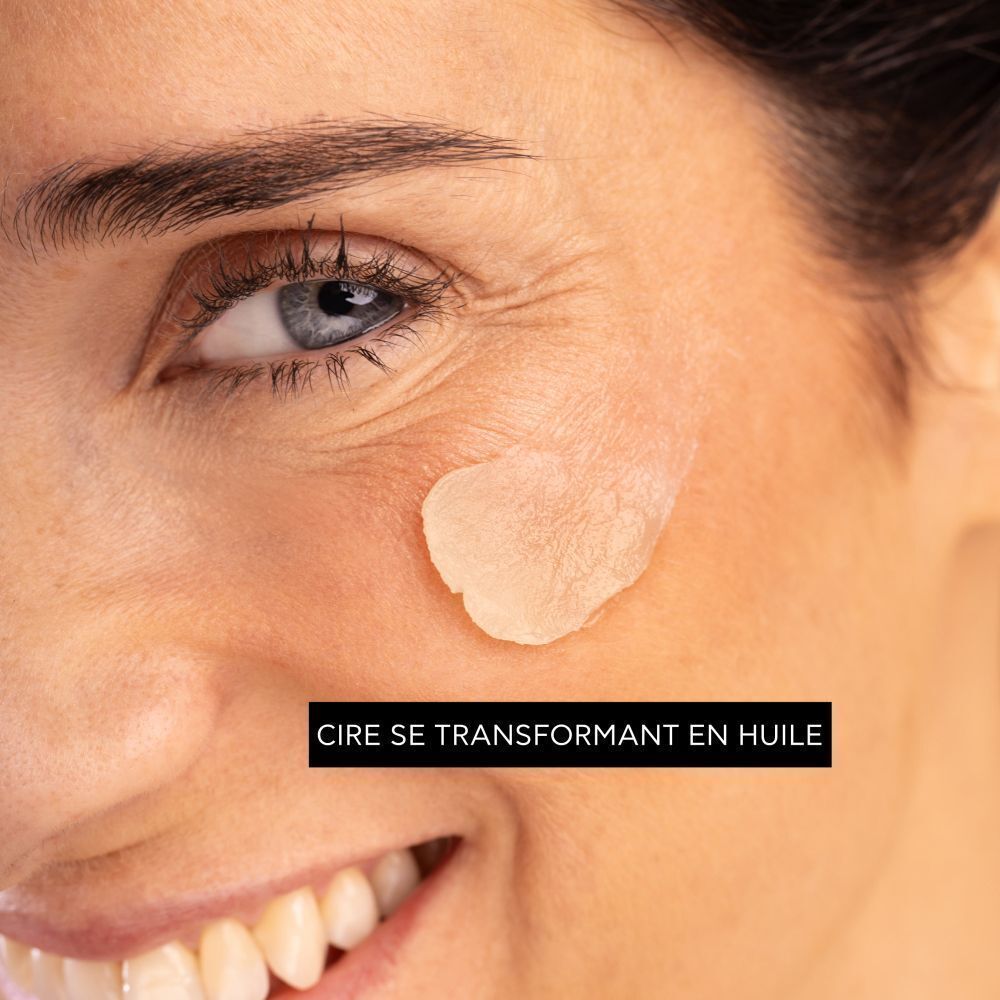 Texture de crème du Baume de Nuit Apivita Beessential Oils sur la peau.
