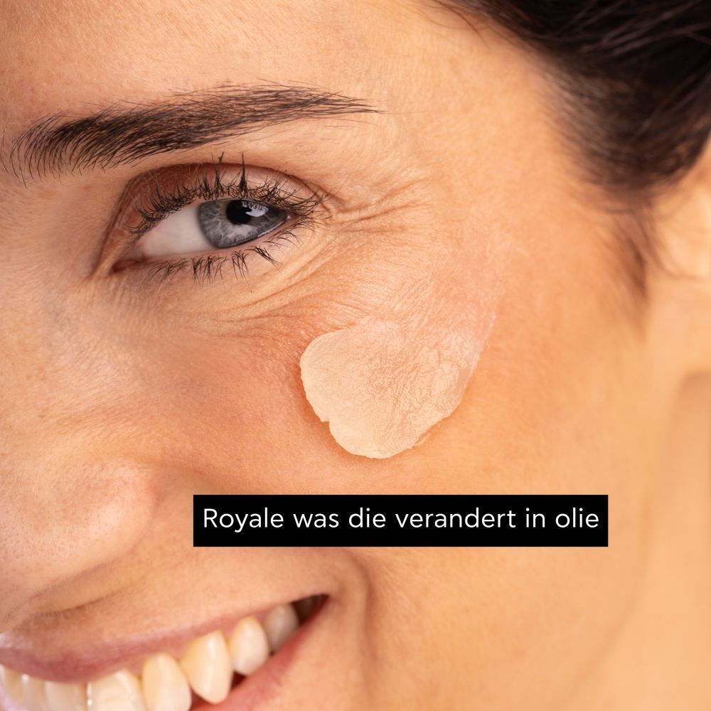 Balsemtextuur van Apivita Beessential Oils op de huid van een vrouw.