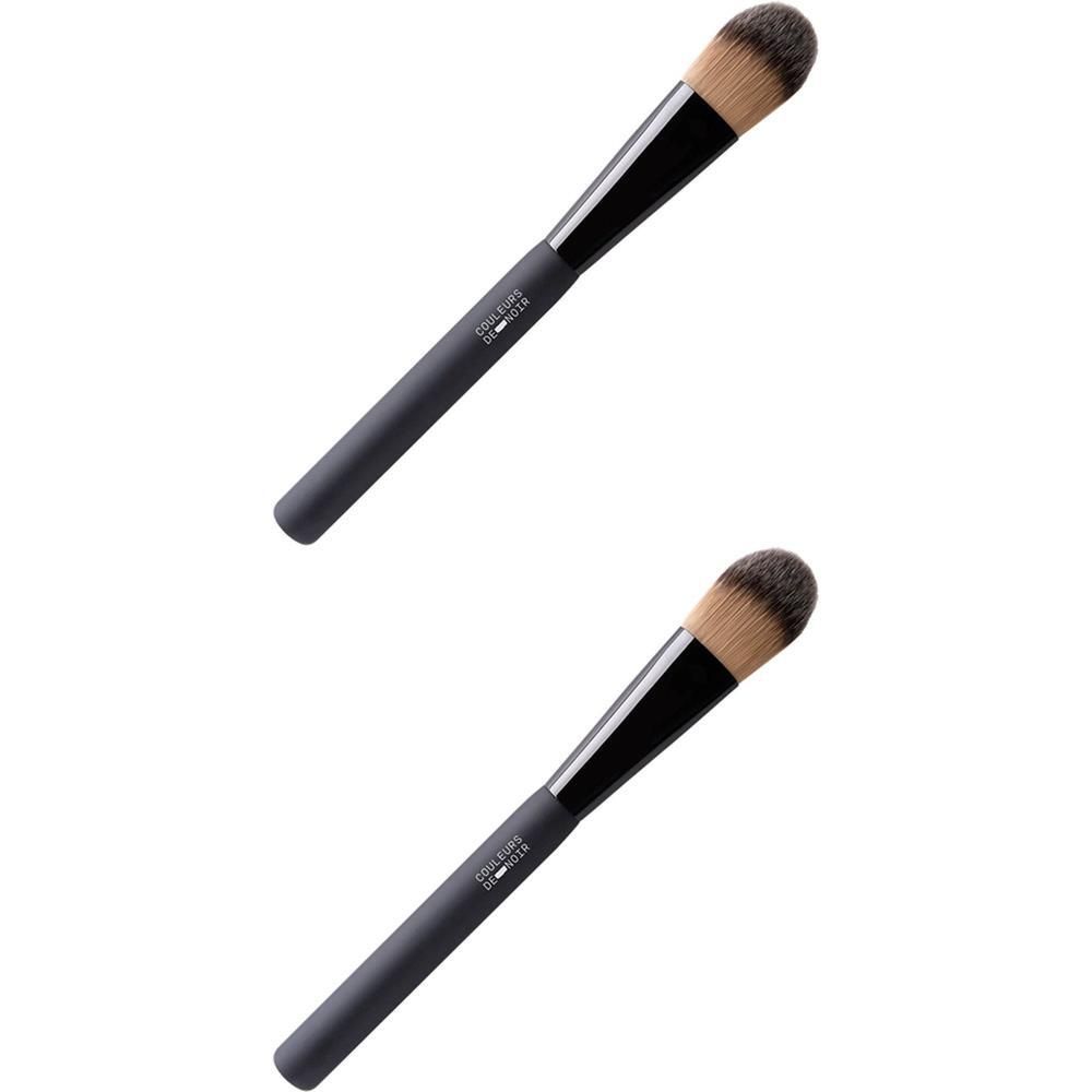 Deux pinceaux plats pour fond de teint, manches noirs et poils brun clair.