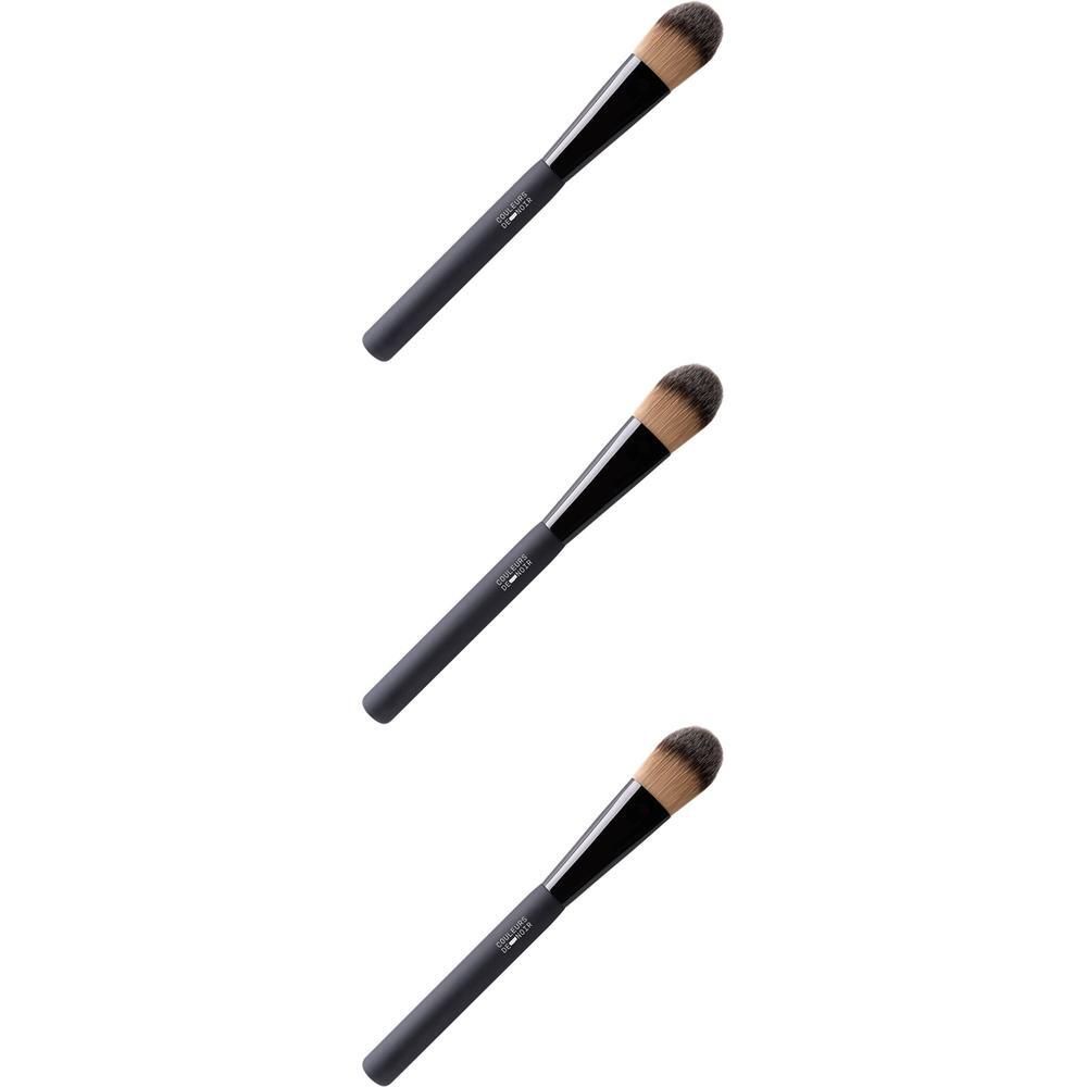 Trois pinceaux plats pour fond de teint, avec manches noirs et poils bruns.