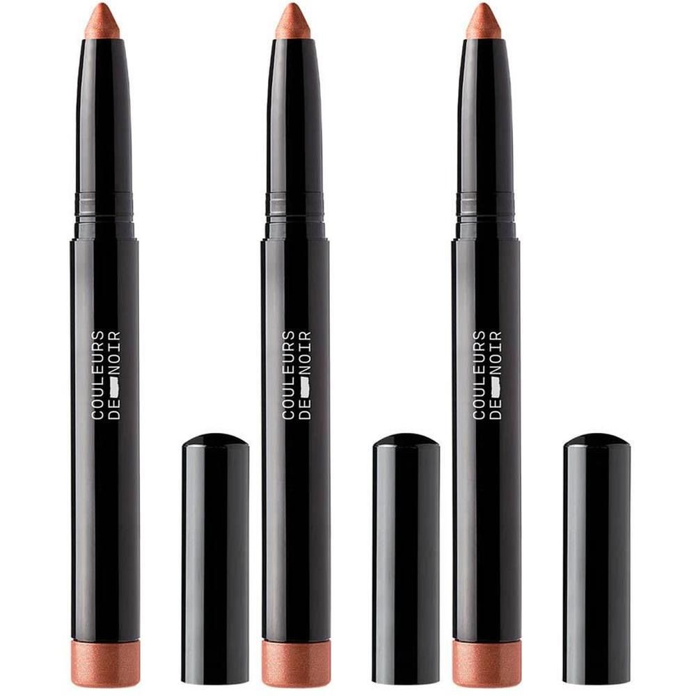Drie zwarte lippenstiften met zilveren tekst 'COULEURS DE NOIR'. De doppen liggen ernaast.