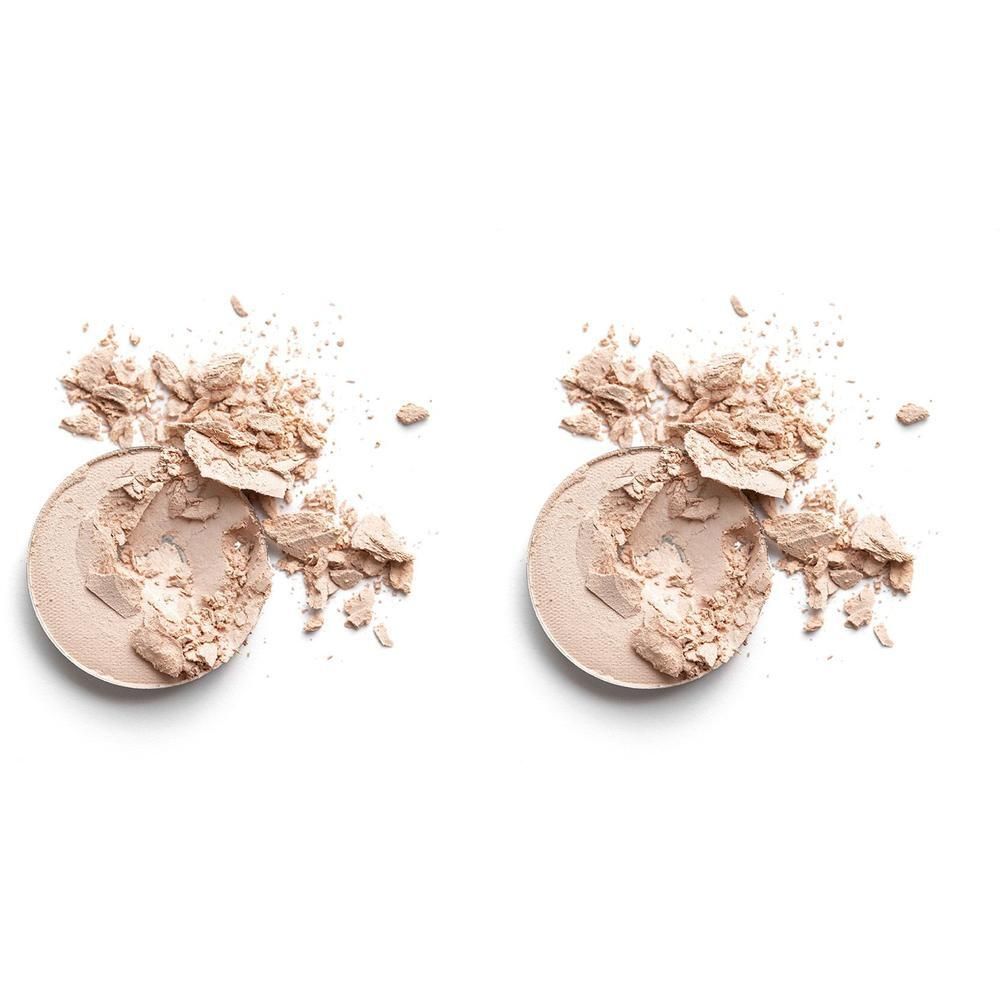 Deux poudres d'ombre à paupières beige clair brisées sur fond blanc.