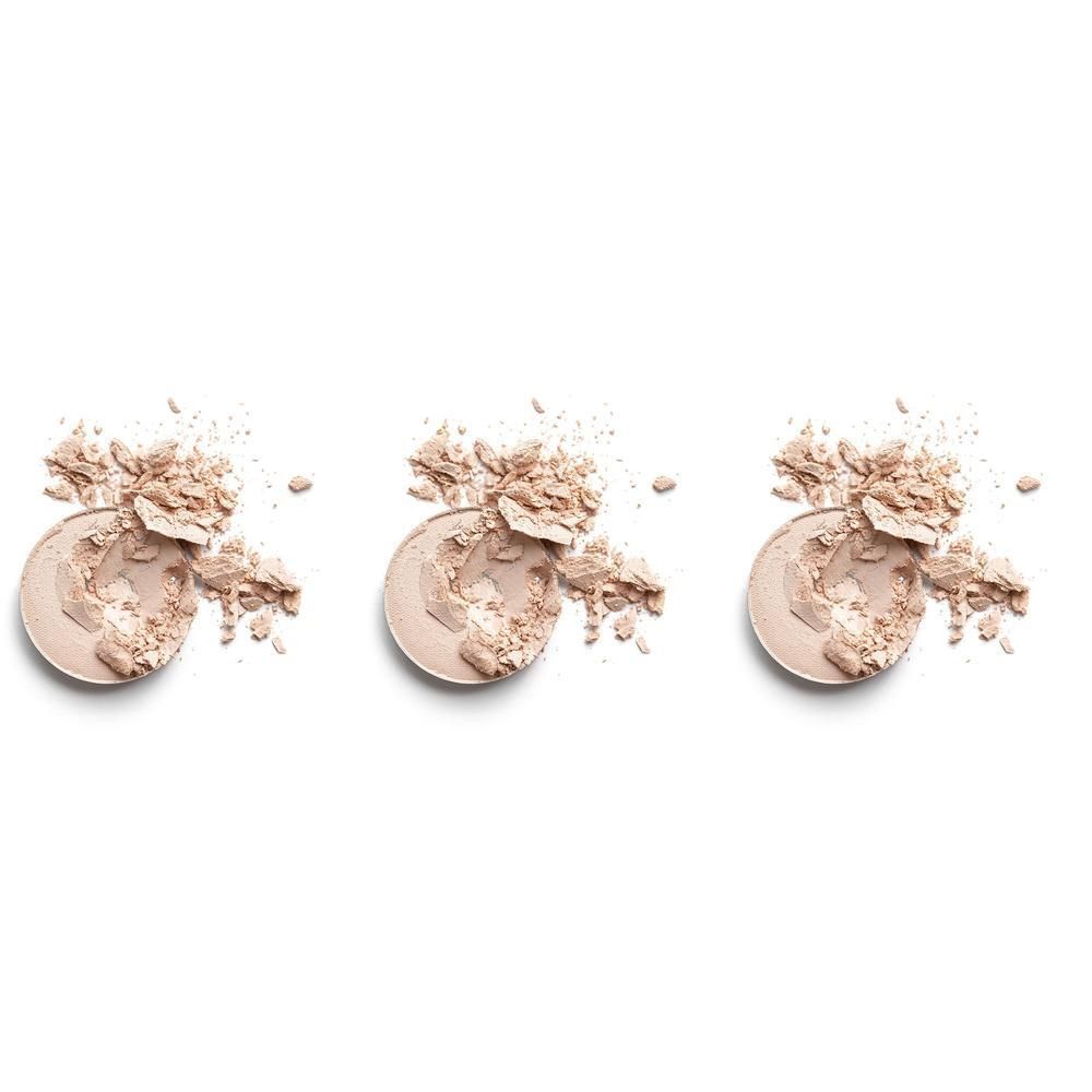 Trois boîtiers de poudre compacte ouverts, avec de la poudre beige clair émiettée.
