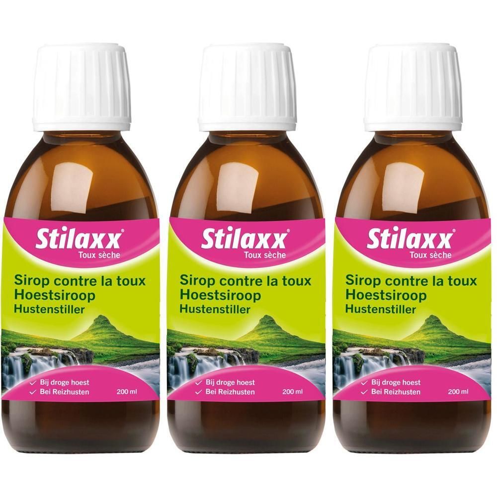 Drie bruine glazen flessen met witte dop, gevuld met hoestsiroop.