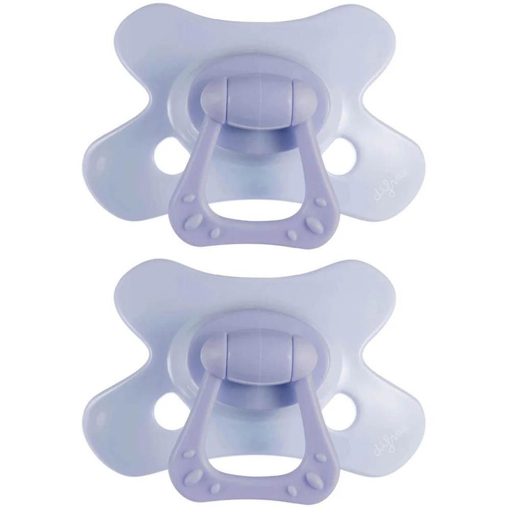 Twee lichtpaarse fopspenen met handvat en ventilatiegaten.
