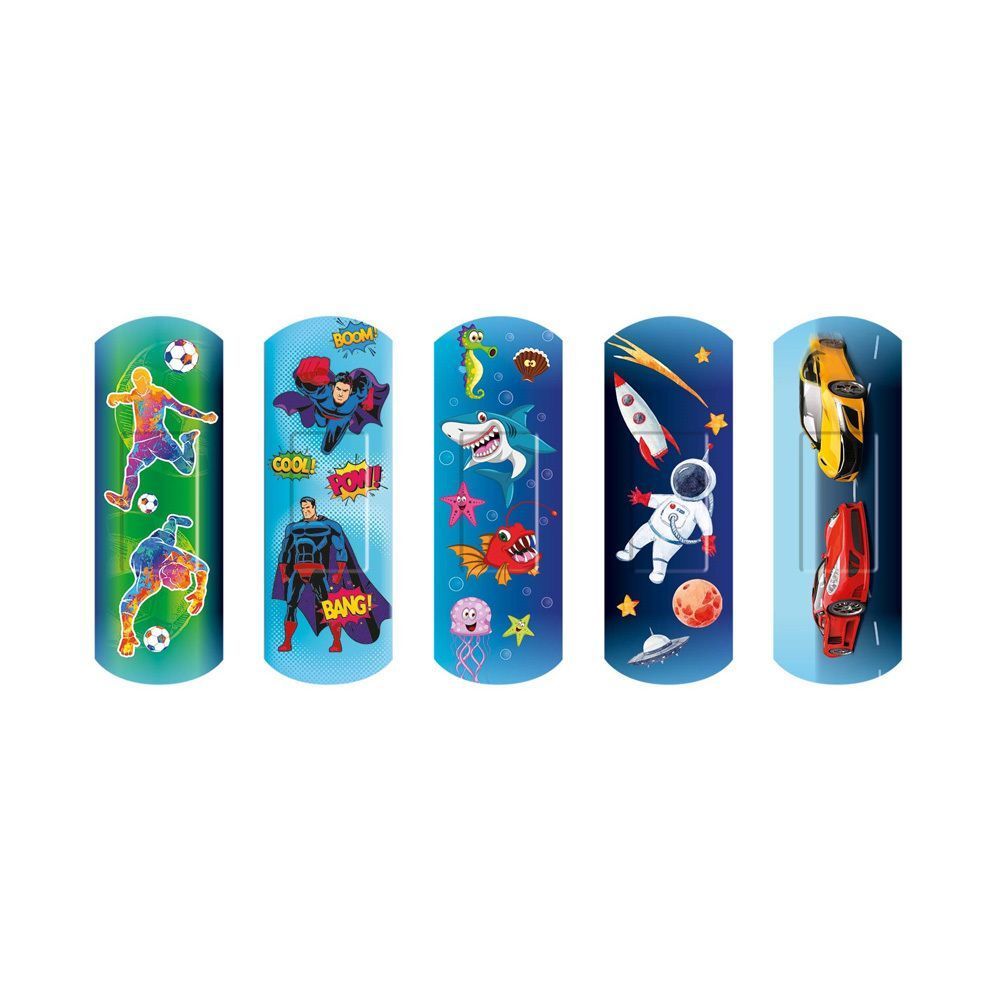 Vijf Nexcare Happy Kids Cool pleisters met ontwerpen: voetbal, superhelden, zeedieren, ruimte, auto's.
