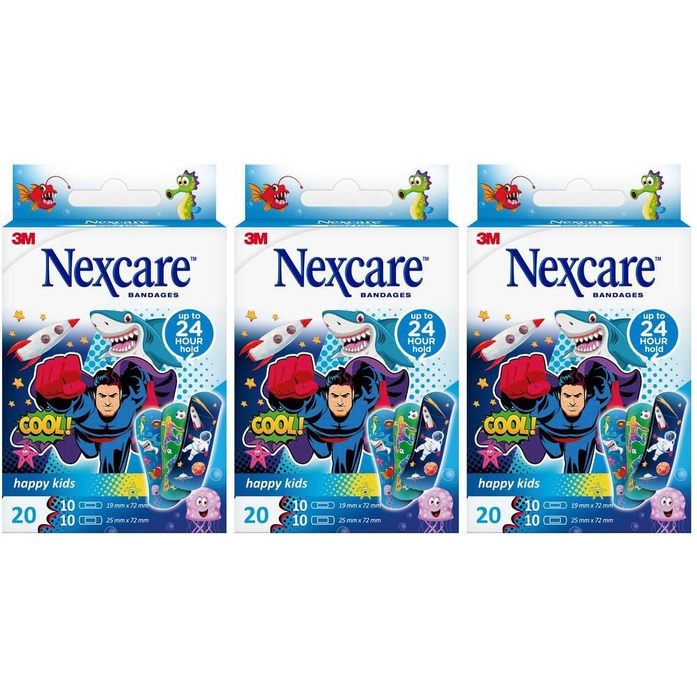 Drie pakken Nexcare Happy Kids Cool pleisters met kindvriendelijke ontwerpen zoals superhelden en haaien.