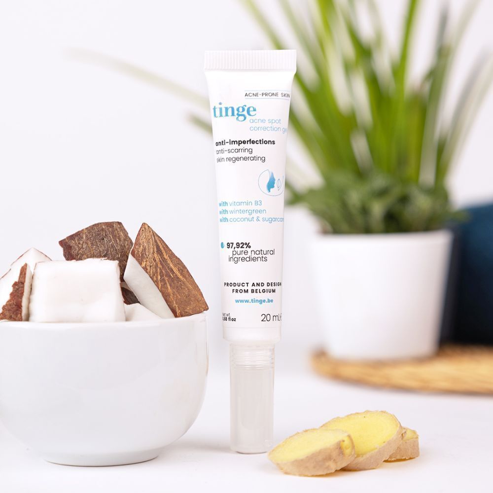 Tinge Acne Spot Correction Gel tube met kokosnoot, gember en vitamine B3.