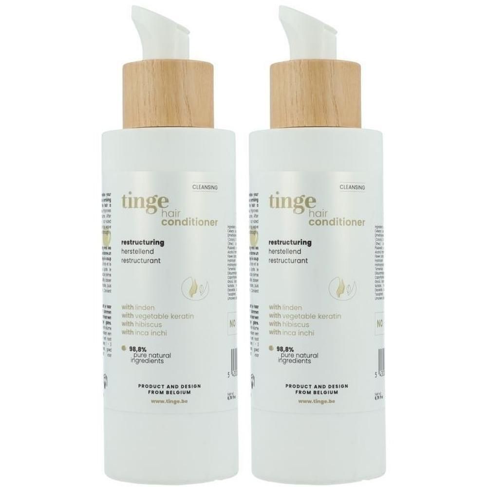 Deux flacons blancs de revitalisant capillaire Tinge avec bouchon en bois et pompe.