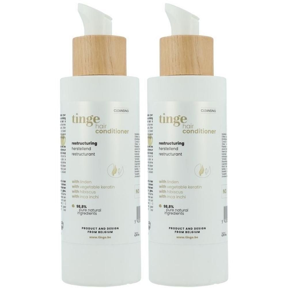 Twee witte flessen Tinge conditioner met houten dop en pompdispenser.