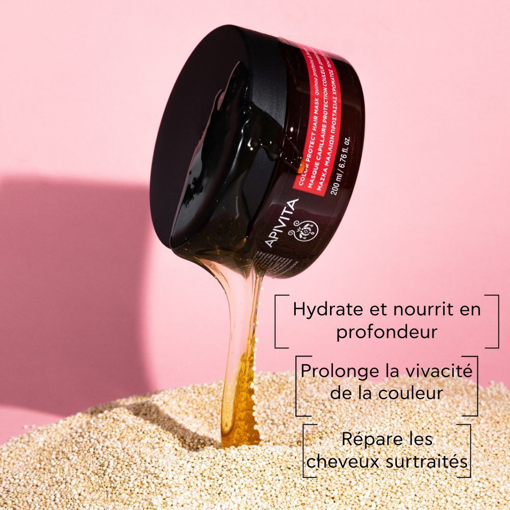 Masque Capillaire Apivita: texture liquide versée d'un pot ouvert.