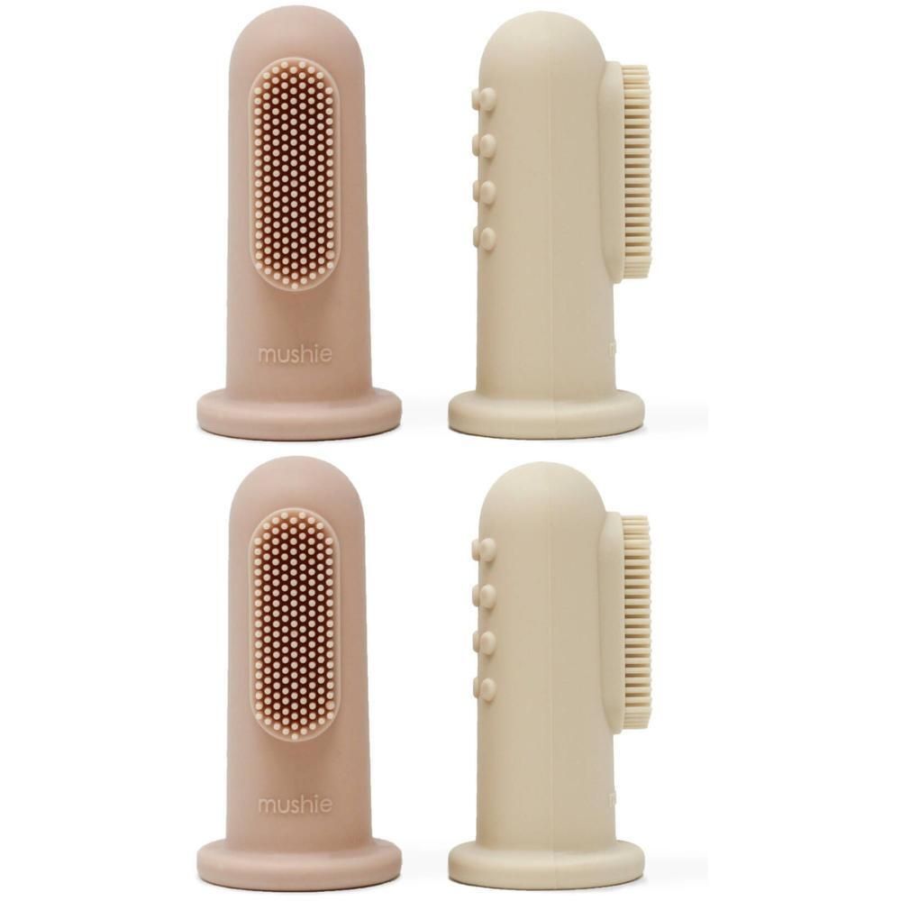 Deux brosses à dents à enfiler sur le doigt en silicone, une rose et une beige, avec picots et poils.