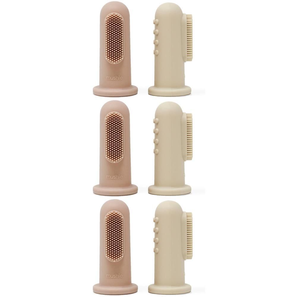 Twee siliconen vingerborsteltjes, roze en beige, met borstelharen.