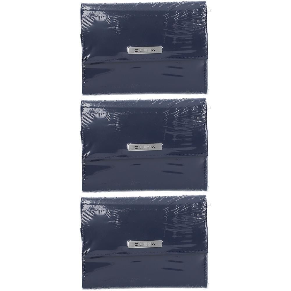 Drie marineblauwe pillendoosjes met zilverkleurig PILBOX-logo, individueel verpakt.