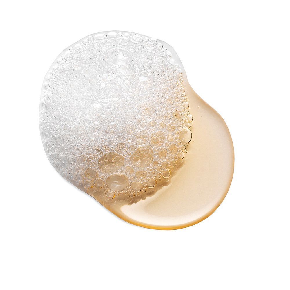 Een klodder RoC Gel Cleanser schuimt op witte achtergrond.
